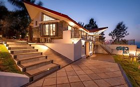 Casamo Silver Oak By Stayvista - Overlooking A Lake & Valley, Lush Green Lawns, & A Private Pool Villa