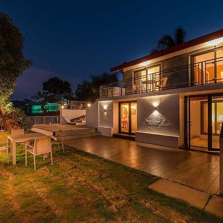 Casamo Silver Oak By Stayvista - Overlooking A Lake & Valley, Lush Green Lawns, & A Private Pool มหาบาเลชวาร์ ภายนอก รูปภาพ