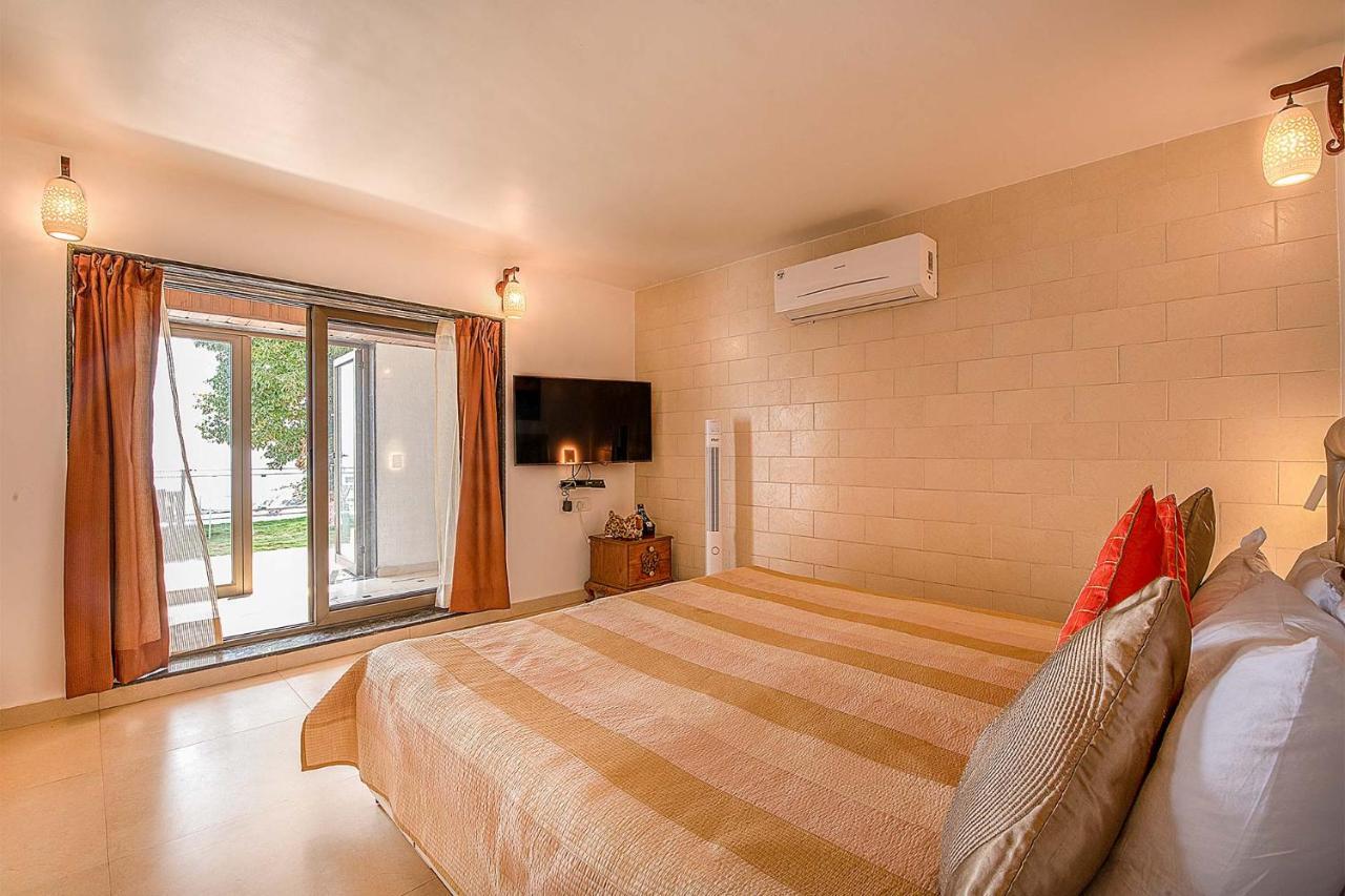Casamo Silver Oak By Stayvista - Overlooking A Lake & Valley, Lush Green Lawns, & A Private Pool มหาบาเลชวาร์ ภายนอก รูปภาพ