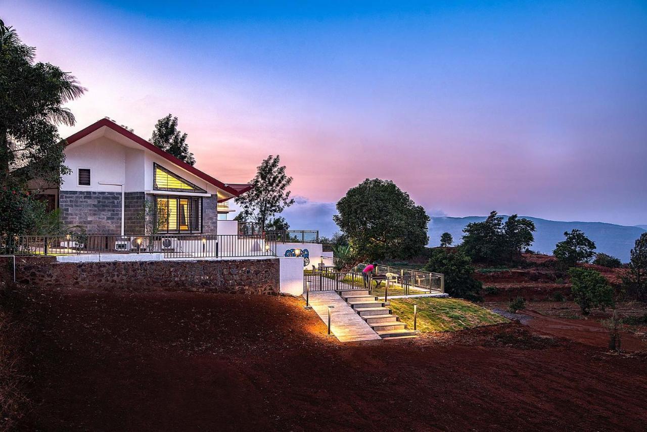 Casamo Silver Oak By Stayvista - Overlooking A Lake & Valley, Lush Green Lawns, & A Private Pool มหาบาเลชวาร์ ภายนอก รูปภาพ