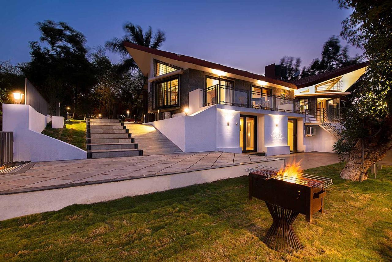 Casamo Silver Oak By Stayvista - Overlooking A Lake & Valley, Lush Green Lawns, & A Private Pool มหาบาเลชวาร์ ภายนอก รูปภาพ