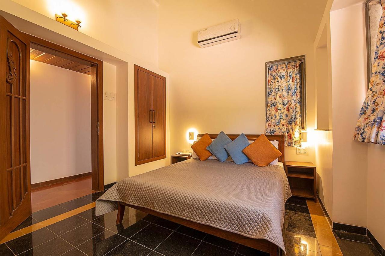 Casamo Silver Oak By Stayvista - Overlooking A Lake & Valley, Lush Green Lawns, & A Private Pool มหาบาเลชวาร์ ภายนอก รูปภาพ