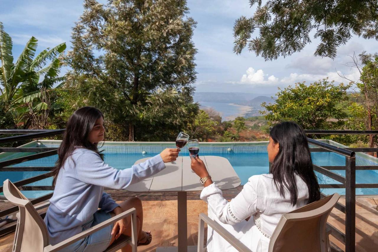 Casamo Silver Oak By Stayvista - Overlooking A Lake & Valley, Lush Green Lawns, & A Private Pool มหาบาเลชวาร์ ภายนอก รูปภาพ
