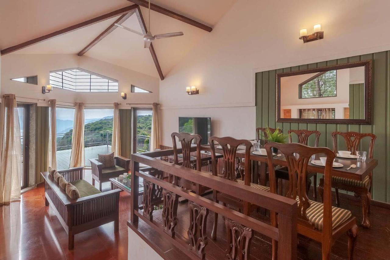 Casamo Silver Oak By Stayvista - Overlooking A Lake & Valley, Lush Green Lawns, & A Private Pool มหาบาเลชวาร์ ภายนอก รูปภาพ
