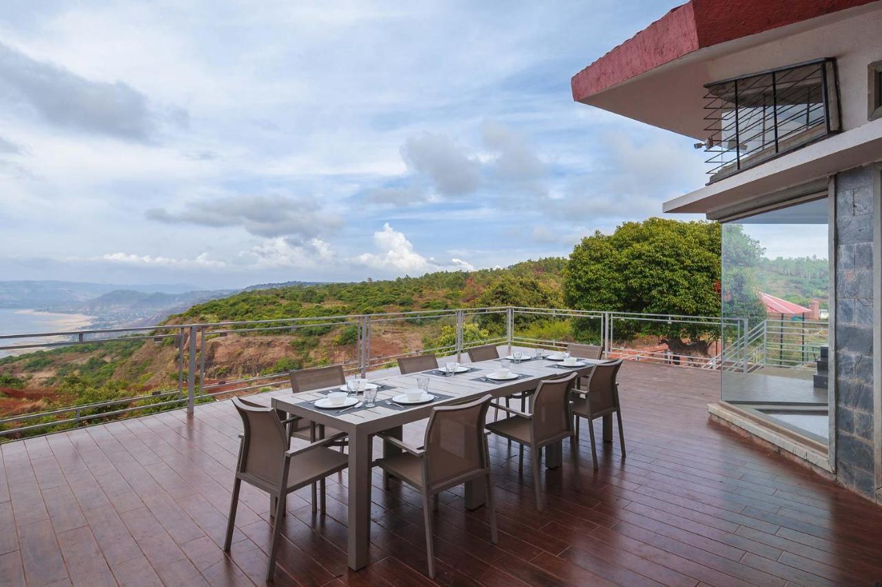 Casamo Silver Oak By Stayvista - Overlooking A Lake & Valley, Lush Green Lawns, & A Private Pool มหาบาเลชวาร์ ภายนอก รูปภาพ