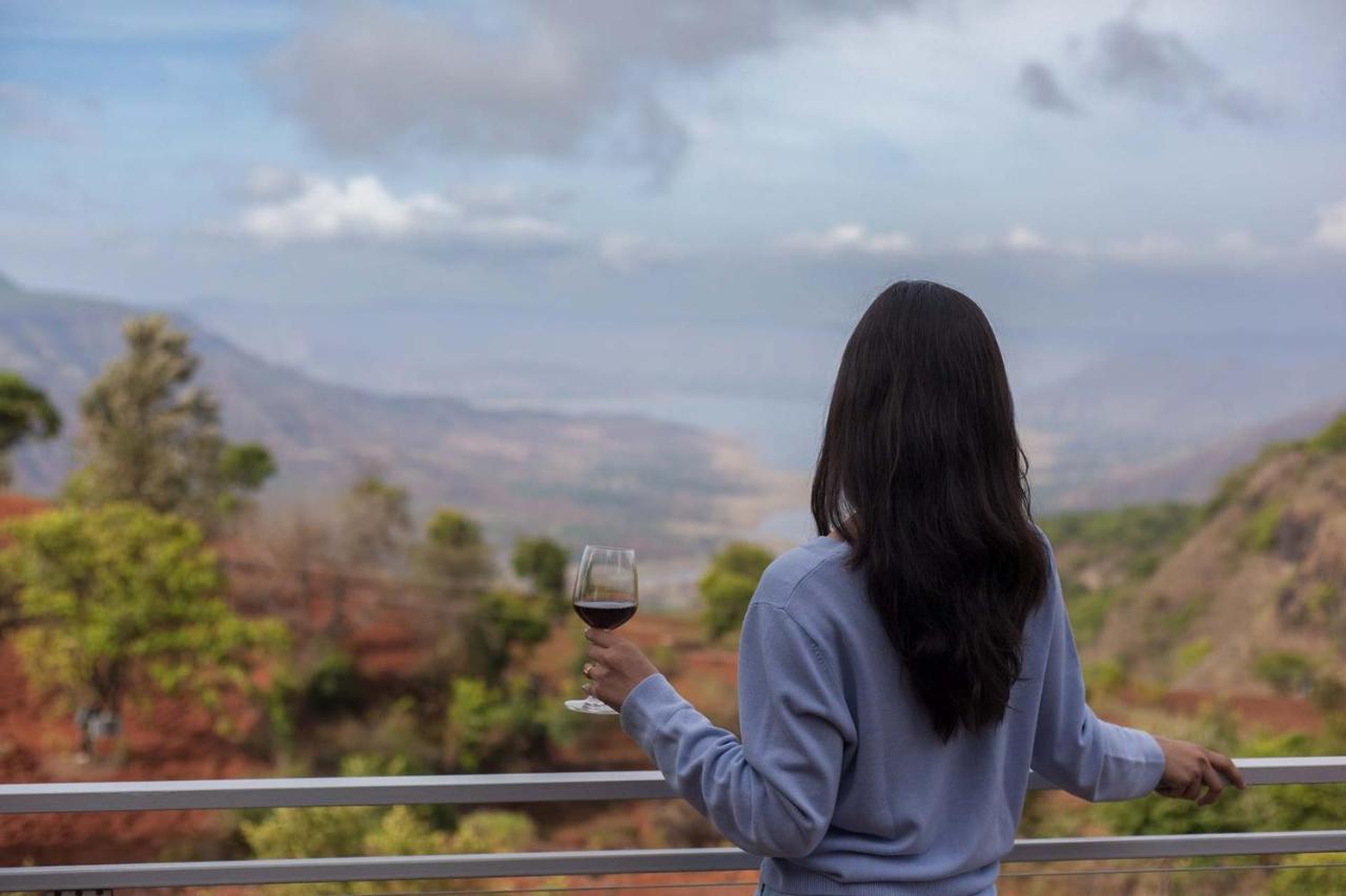 Casamo Silver Oak By Stayvista - Overlooking A Lake & Valley, Lush Green Lawns, & A Private Pool มหาบาเลชวาร์ ภายนอก รูปภาพ