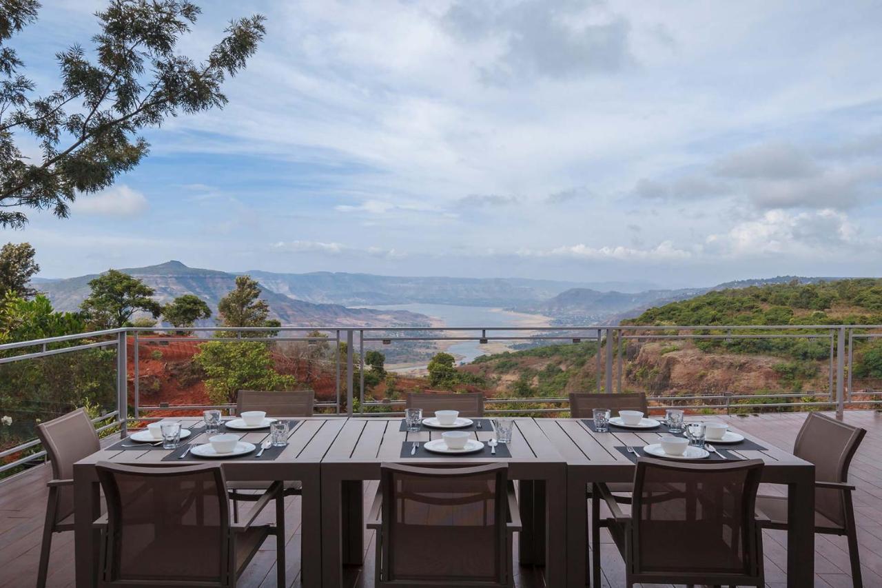 Casamo Silver Oak By Stayvista - Overlooking A Lake & Valley, Lush Green Lawns, & A Private Pool มหาบาเลชวาร์ ภายนอก รูปภาพ