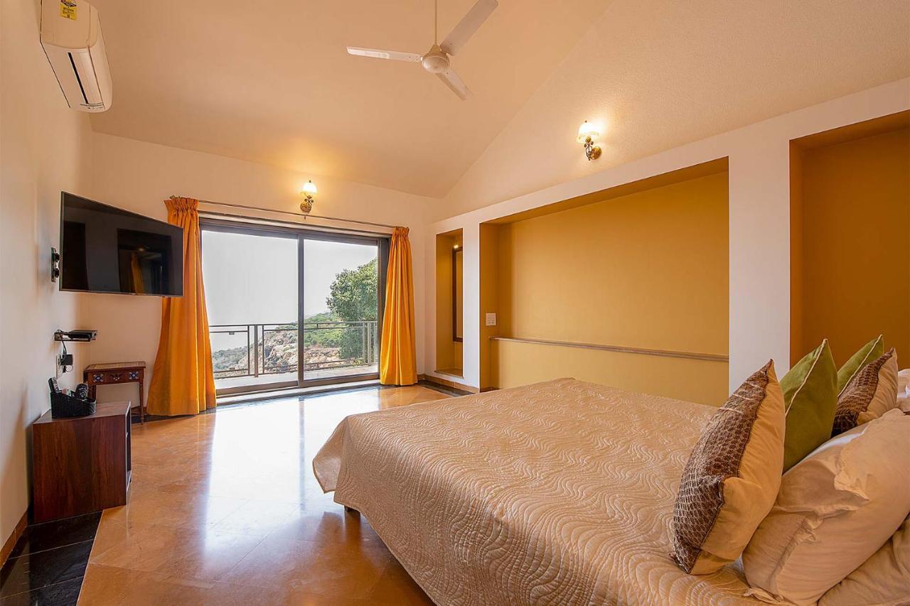 Casamo Silver Oak By Stayvista - Overlooking A Lake & Valley, Lush Green Lawns, & A Private Pool มหาบาเลชวาร์ ภายนอก รูปภาพ