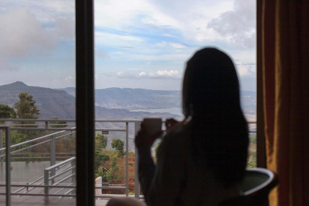 Casamo Silver Oak By Stayvista - Overlooking A Lake & Valley, Lush Green Lawns, & A Private Pool มหาบาเลชวาร์ ภายนอก รูปภาพ